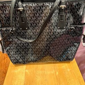 Michael Kors purse - in excellent condition